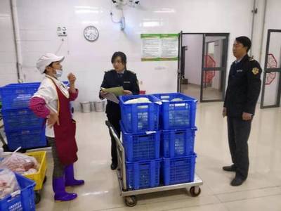 精准施策 迅速行动 重点监管学校食堂食材配送环节，筑牢食品安全防线
